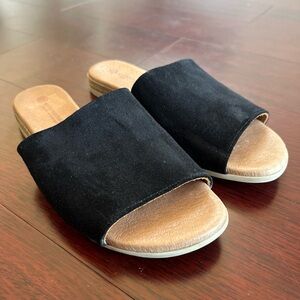 Eric Michael Women’s Slip On Flat Black Suede Sandals Size 36 US 6